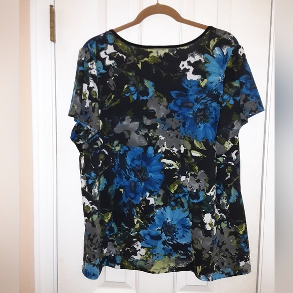 1X Jaclyn Smith Floral Godet Panel Short-sleeve Blouse in Blue, Green, & Black - Picture 5 of 5
